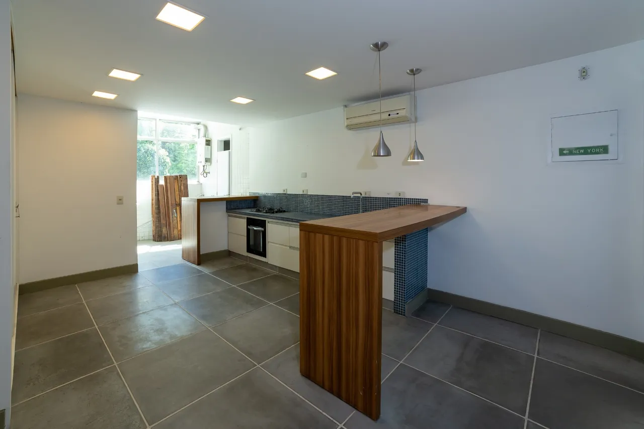 Unfurnished apartment with open-plan kitchen and 4 bedrooms — photo 4
