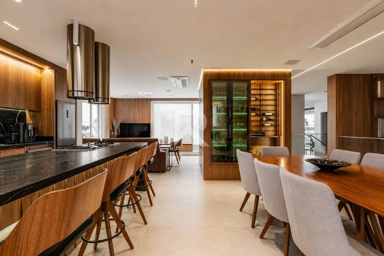 Casa mobiliada de 635 m² com 4 suítes e 7 vagas