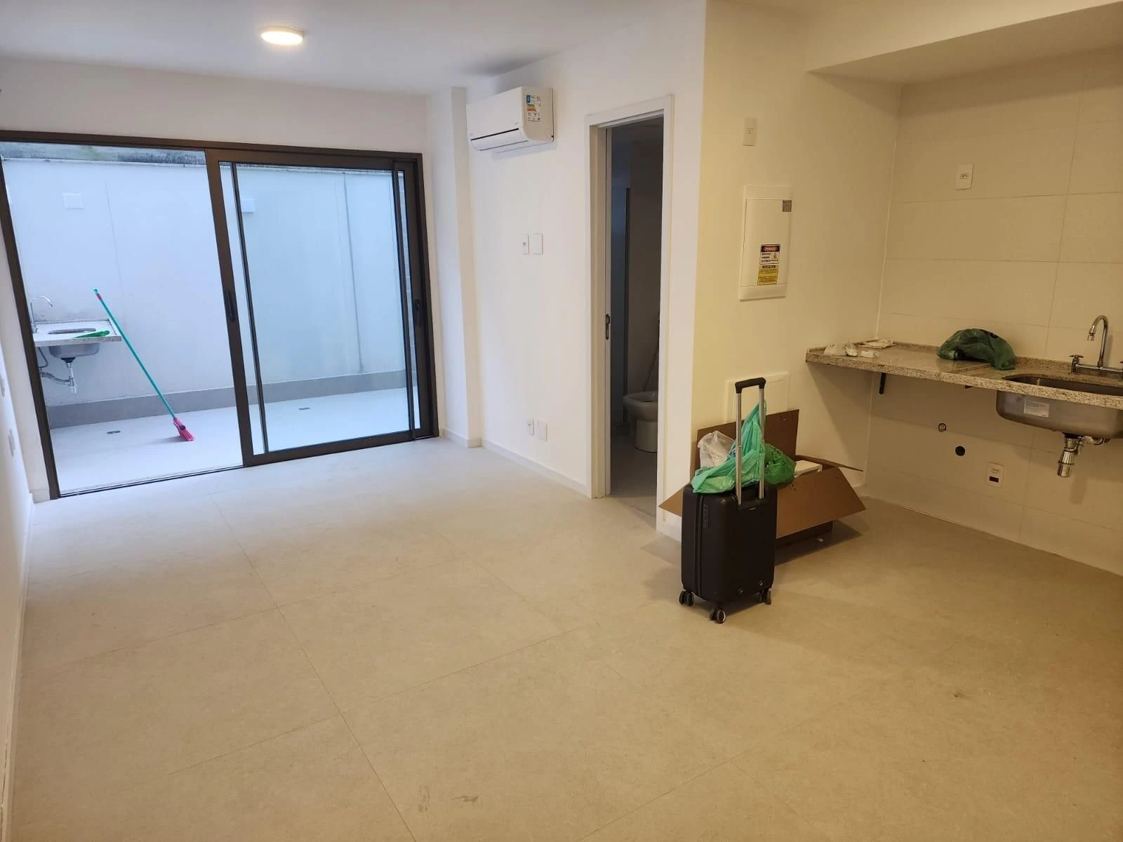 Unfurnished studio with open-plan kitchen and air conditioning — photo 2