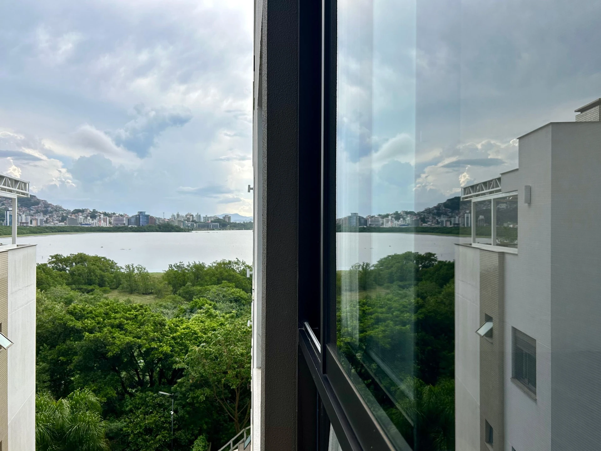 One-bedroom apartment in a building with a pool — photo 20