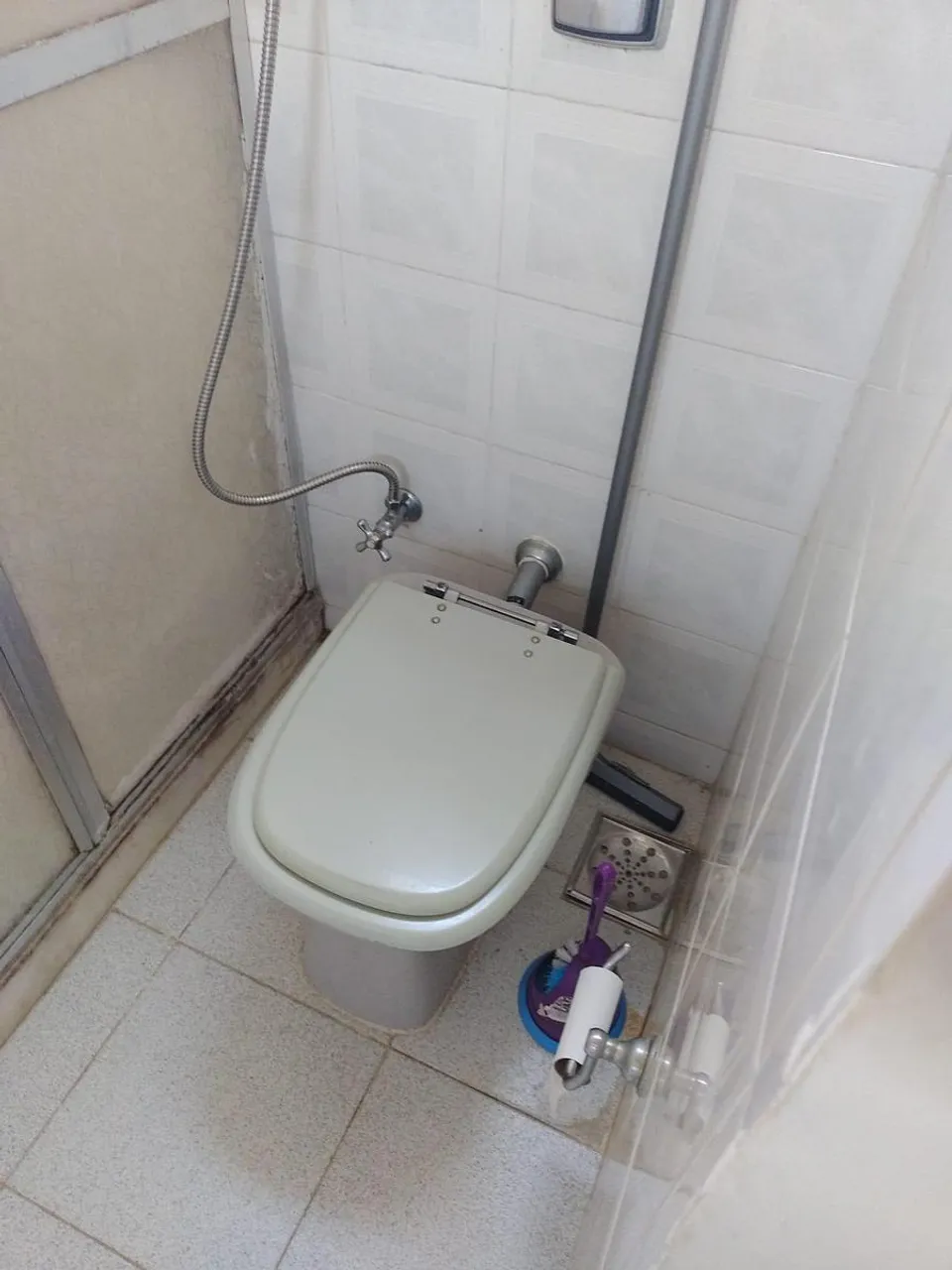 Studio with kitchenette and glass shower enclosure — photo 10