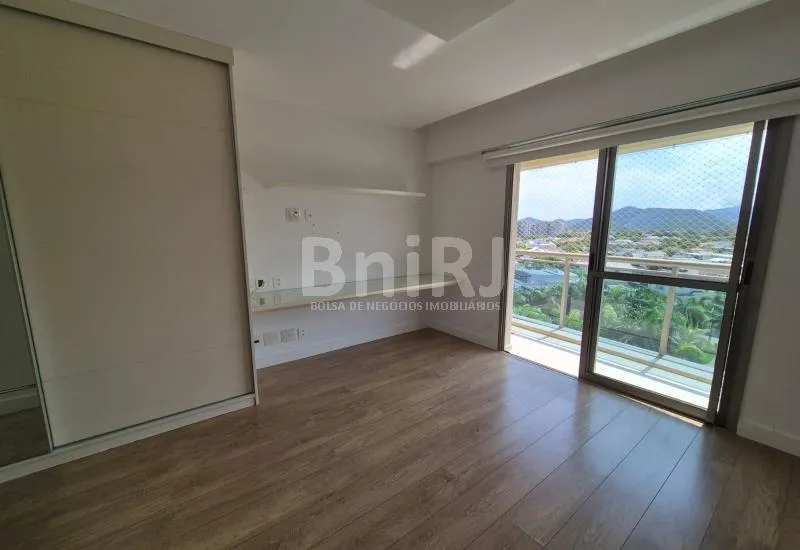 Apartment with 4 bedrooms and a glass balcony — photo 14