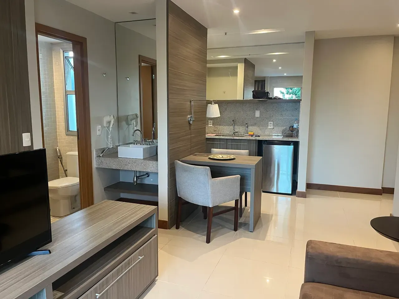 Furnished 1-bedroom apartment with open-plan kitchen — photo 7