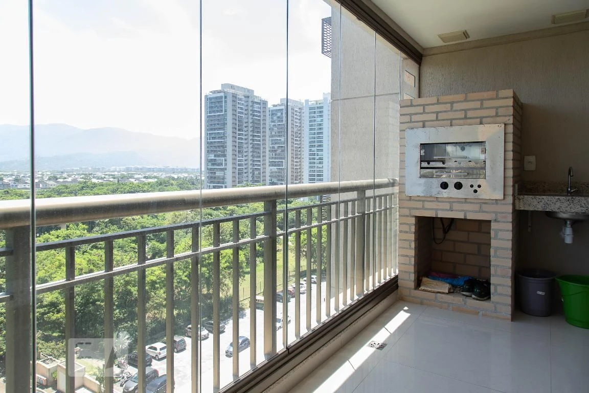 Apartamento mobiliado, 90 m², com janelas do piso ao teto