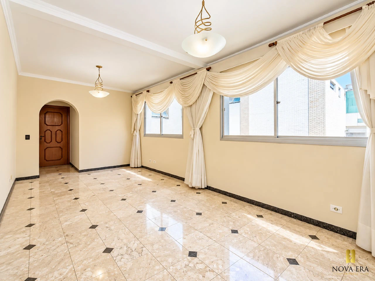 Glass-enclosed balcony in a 3-bedroom apartment, 124 m² — photo 10