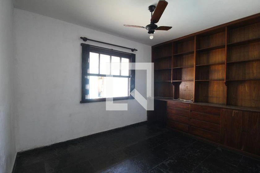 265 m² house with a home office and a bathtub — photo 15