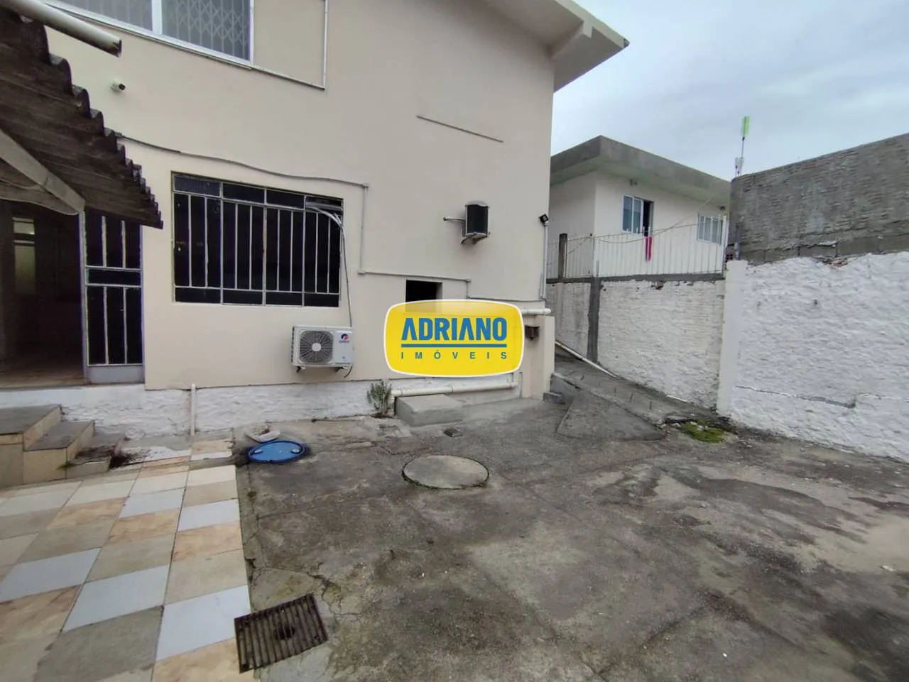 House with 4 bedrooms and a private garden — photo 36