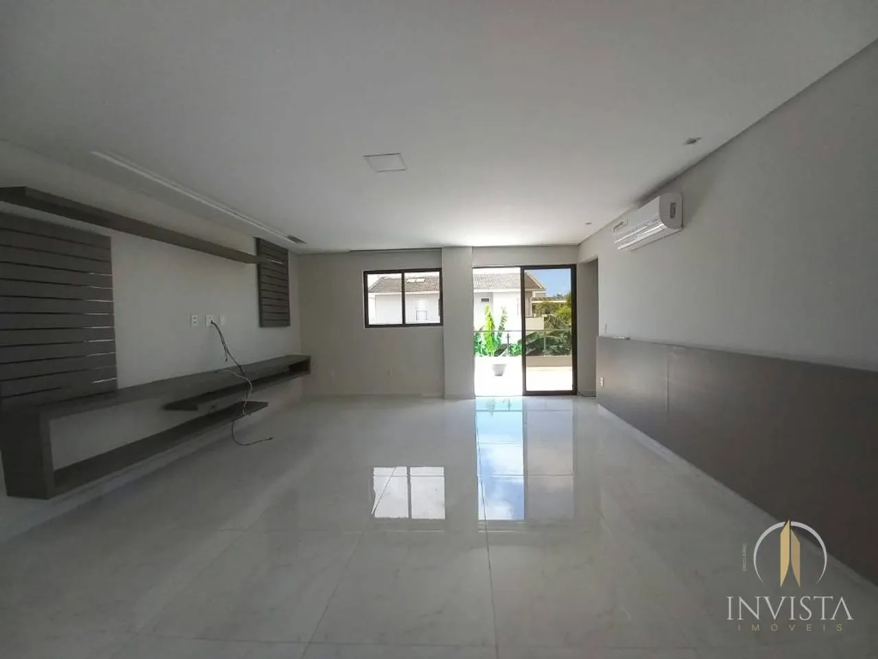 Furnished house, 481 m², with floor-to-ceiling windows — photo 37