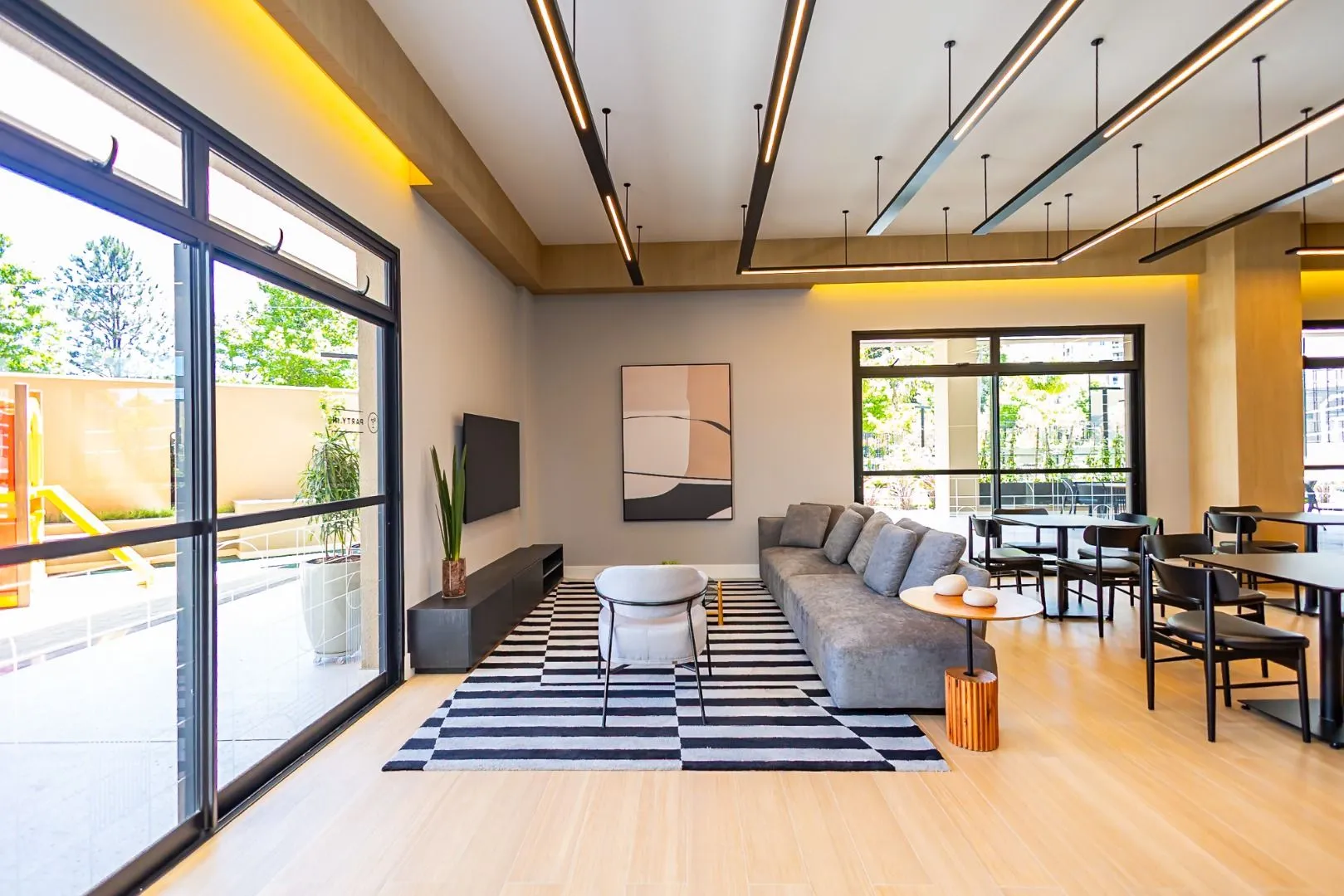 Furnished apartment, 78 m², with a glass-enclosed balcony — photo 44