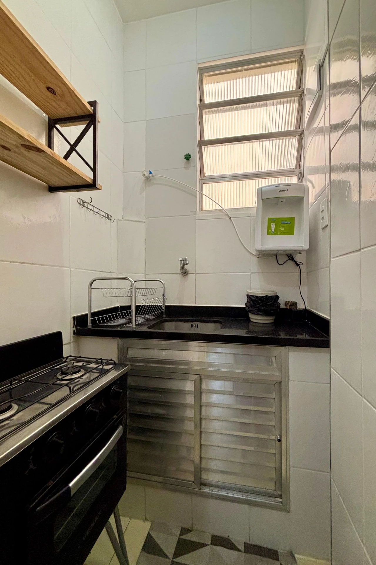 Furnished studio with 1 bedroom and a glass shower — photo 2