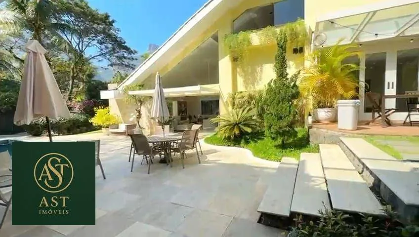 686 m² house with floor-to-ceiling windows and a bathtub — photo 74