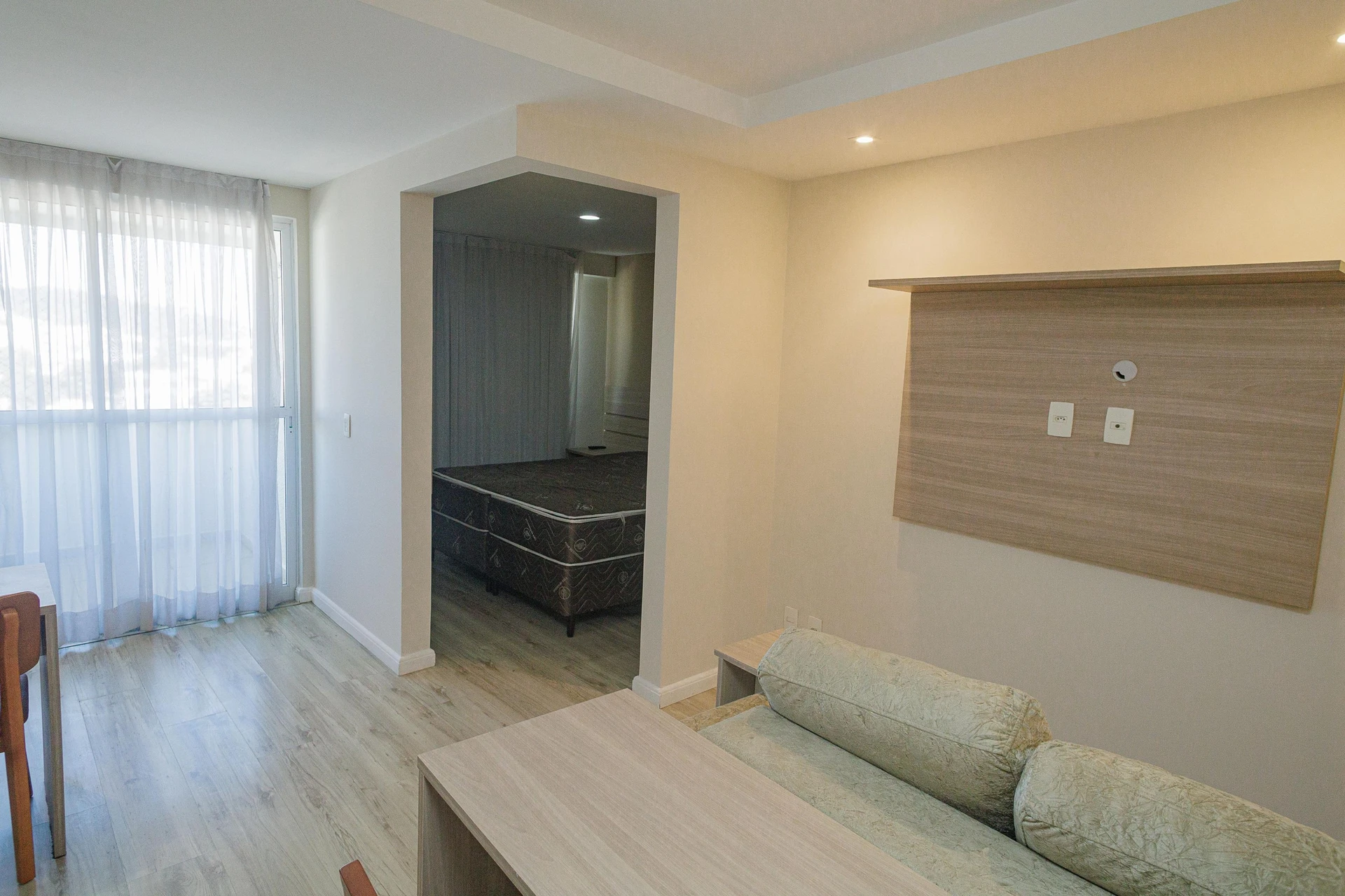 Apartamento mobiliado com varanda e 1 dormitório