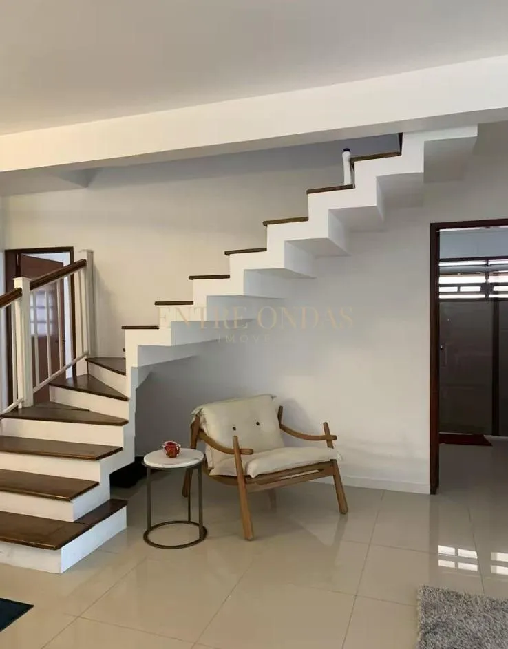 Walk-in closet in a 5-bedroom house, 400 m² — photo 23