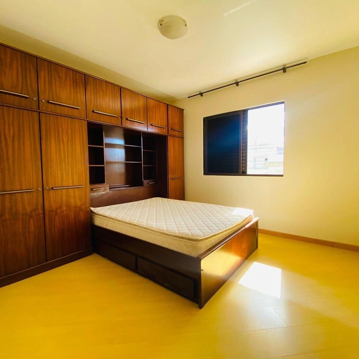 3-bedroom house with a glass-enclosed balcony in Curitiba — photo 23