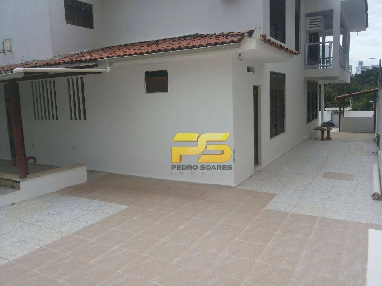 House with 5 bedrooms and 3 en-suite baths, 250 m² — photo 3