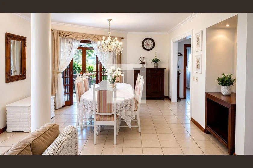 Casa mobiliada com 4 quartos e 320 m²