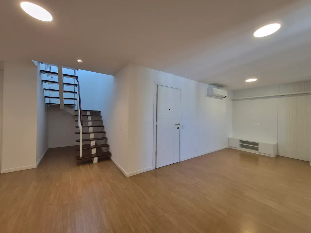 Duplex with 225 m², 3 bedrooms, and open-plan kitchen — photo 33