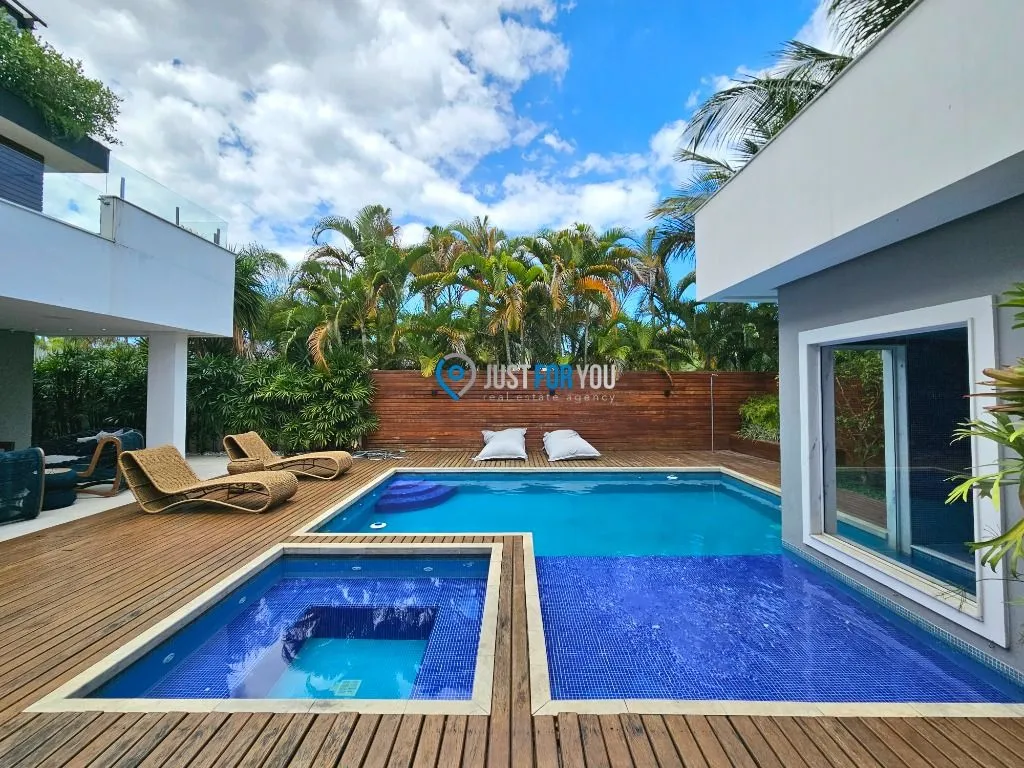 Casa com 4 dormitórios e 5 banheiros, 650 m² — photo 2
