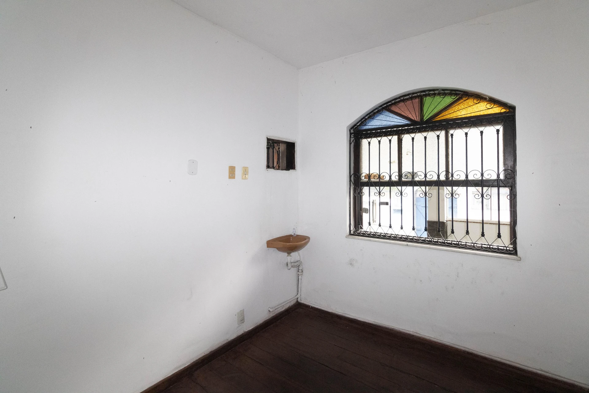House with 4 bedrooms and 1 bathroom, separate kitchen — photo 29