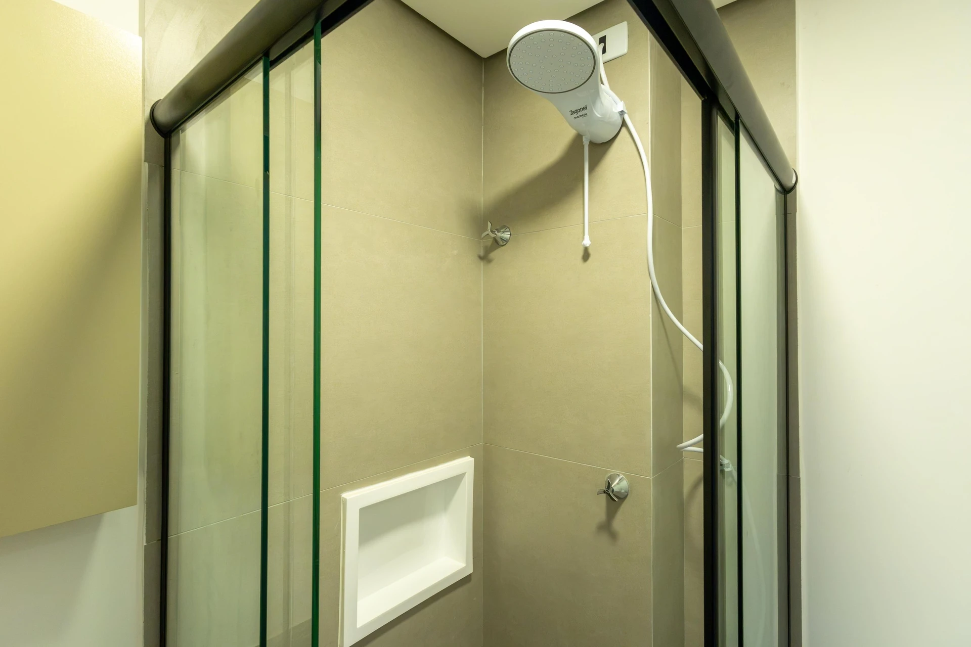 28 m² studio with a home office and a glass-enclosed balcony — photo 4