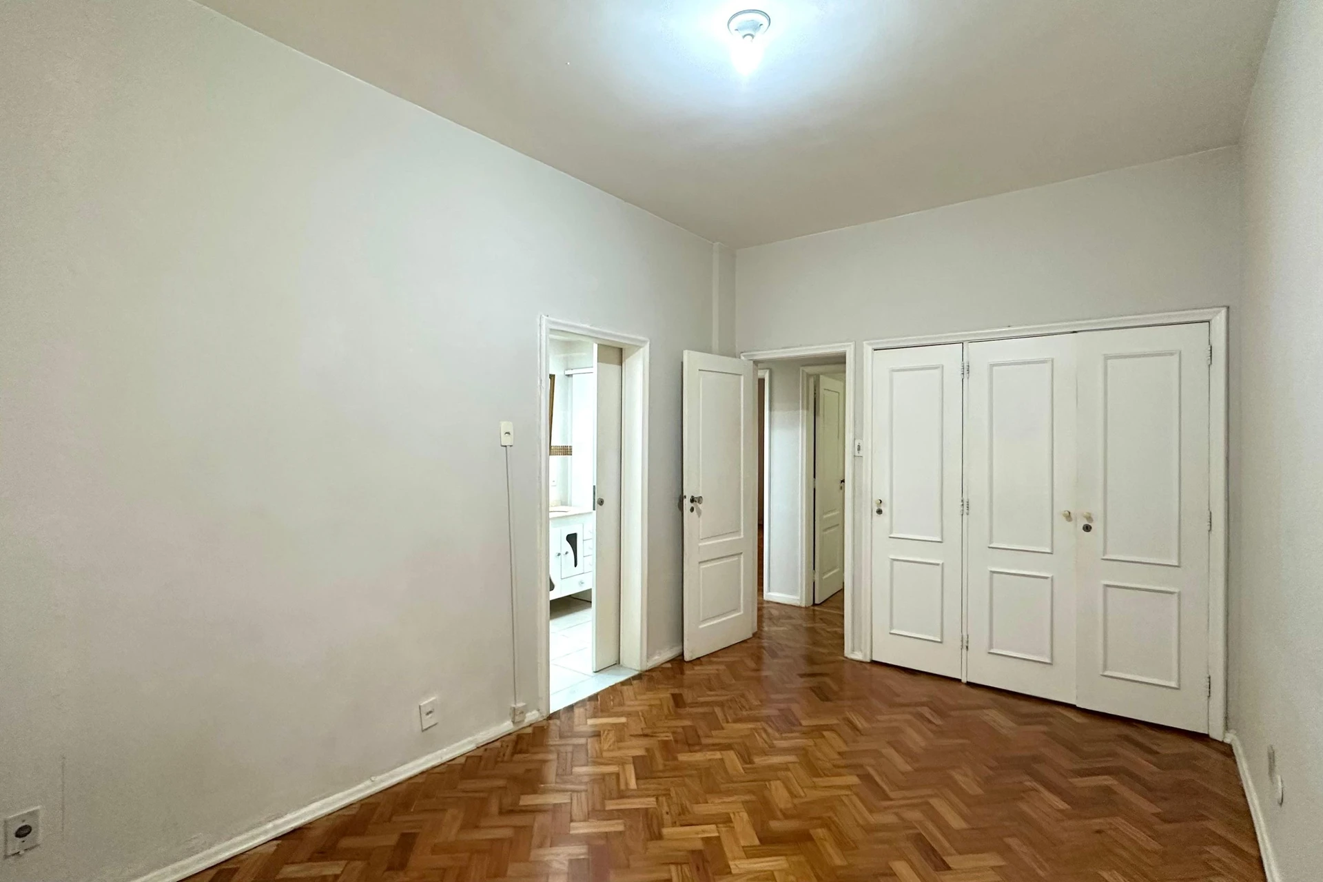 Квартира з 3 спальнями та дерев'яною підлогою або ламінатом — photo 40