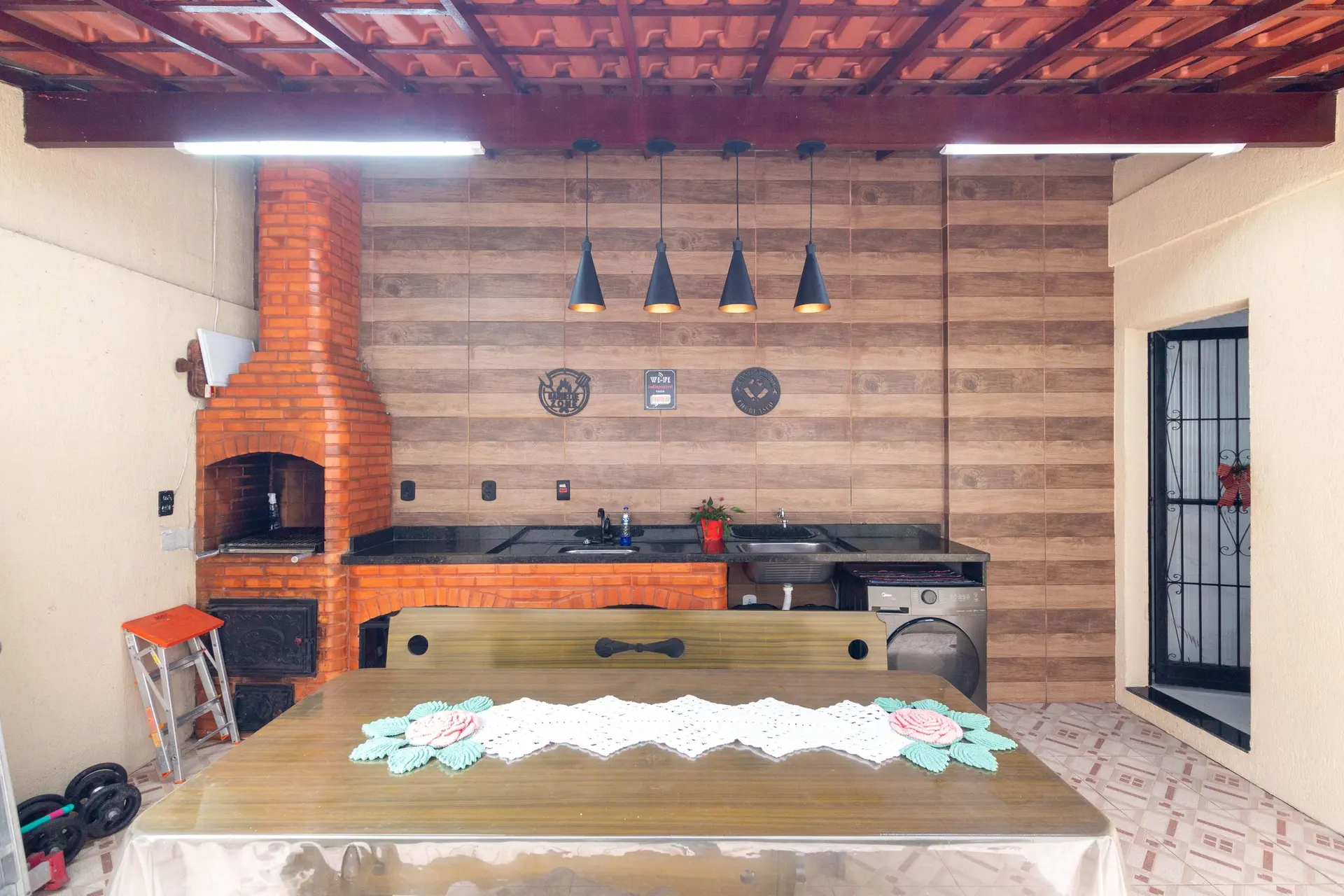 Balcony with a grill in a 2-bedroom house, 80 m² — photo 18
