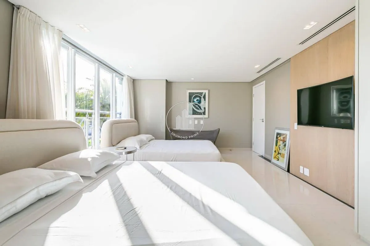 House with 6 en-suite bedrooms, 800 m² and 4 parking spots — photo 14