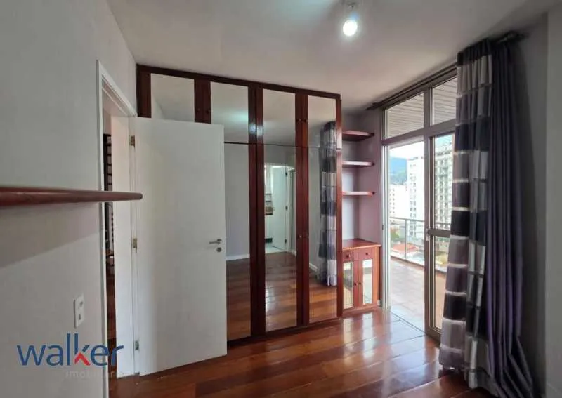 Balcony with a grill in a 3-bedroom apartment, 120 m² — photo 19