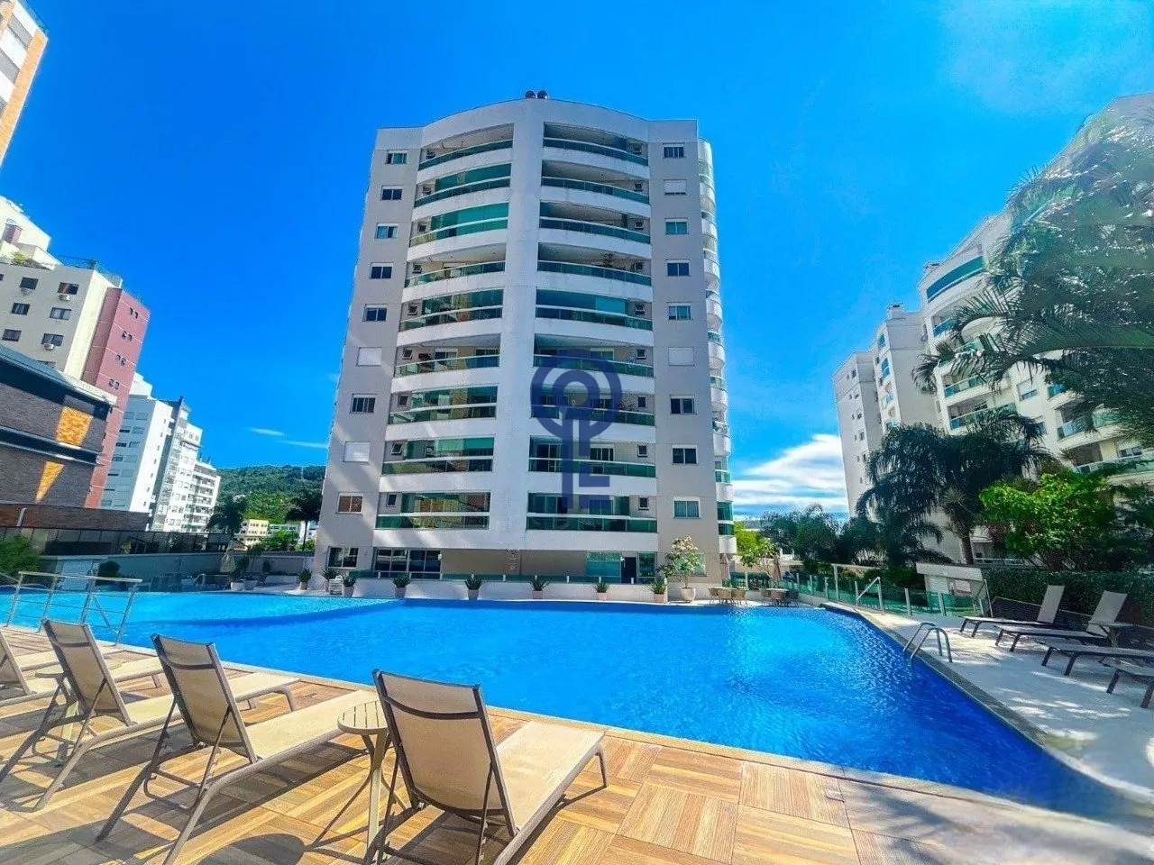 4-bedroom apartment with a mountain view — photo 7