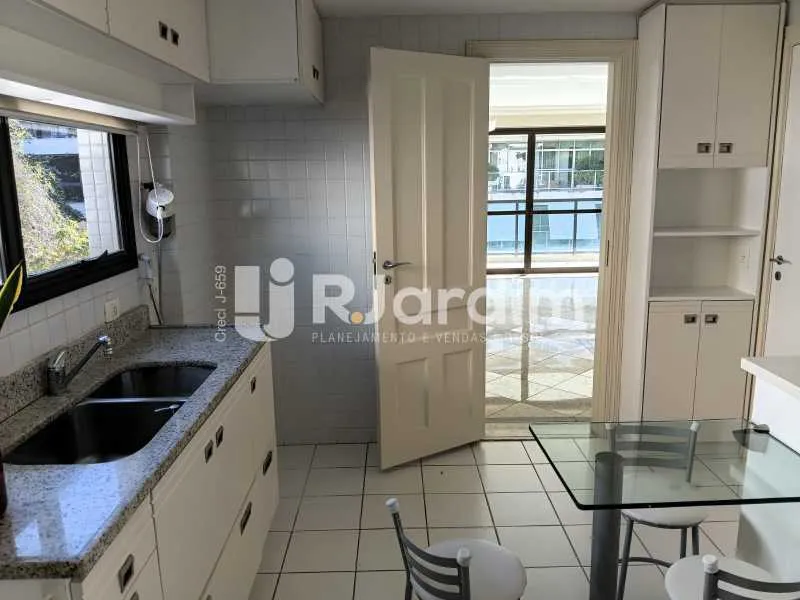 Apartment with 3 bedrooms, 5 bathrooms and 2 parking spots — photo 15