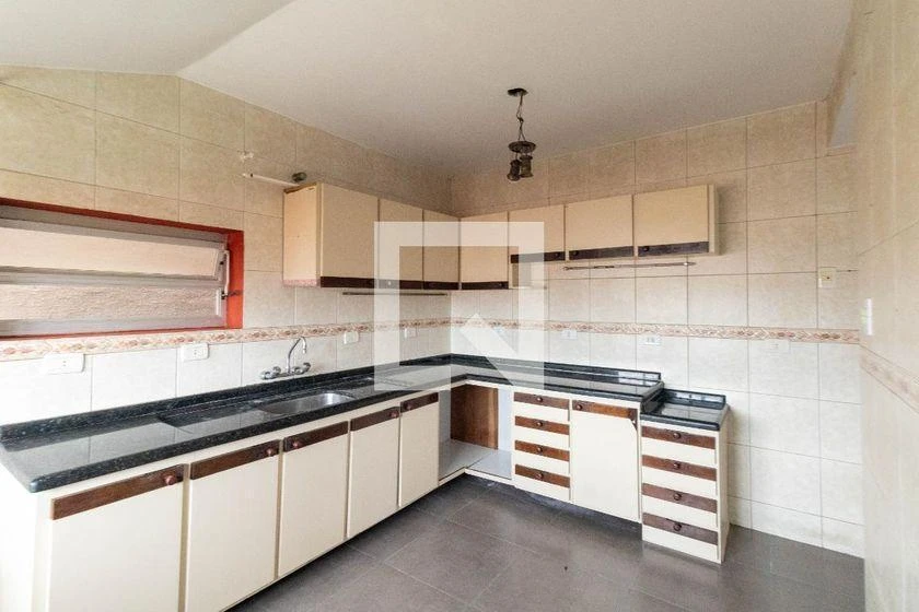 3-bedroom house with wood or laminate floors in Curitiba — photo 24