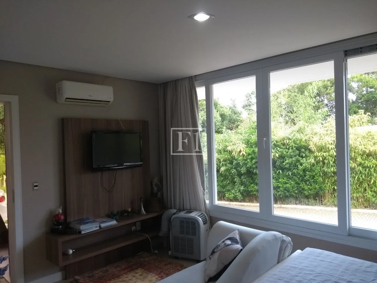 Furnished house, 450 m², with floor-to-ceiling windows — photo 21