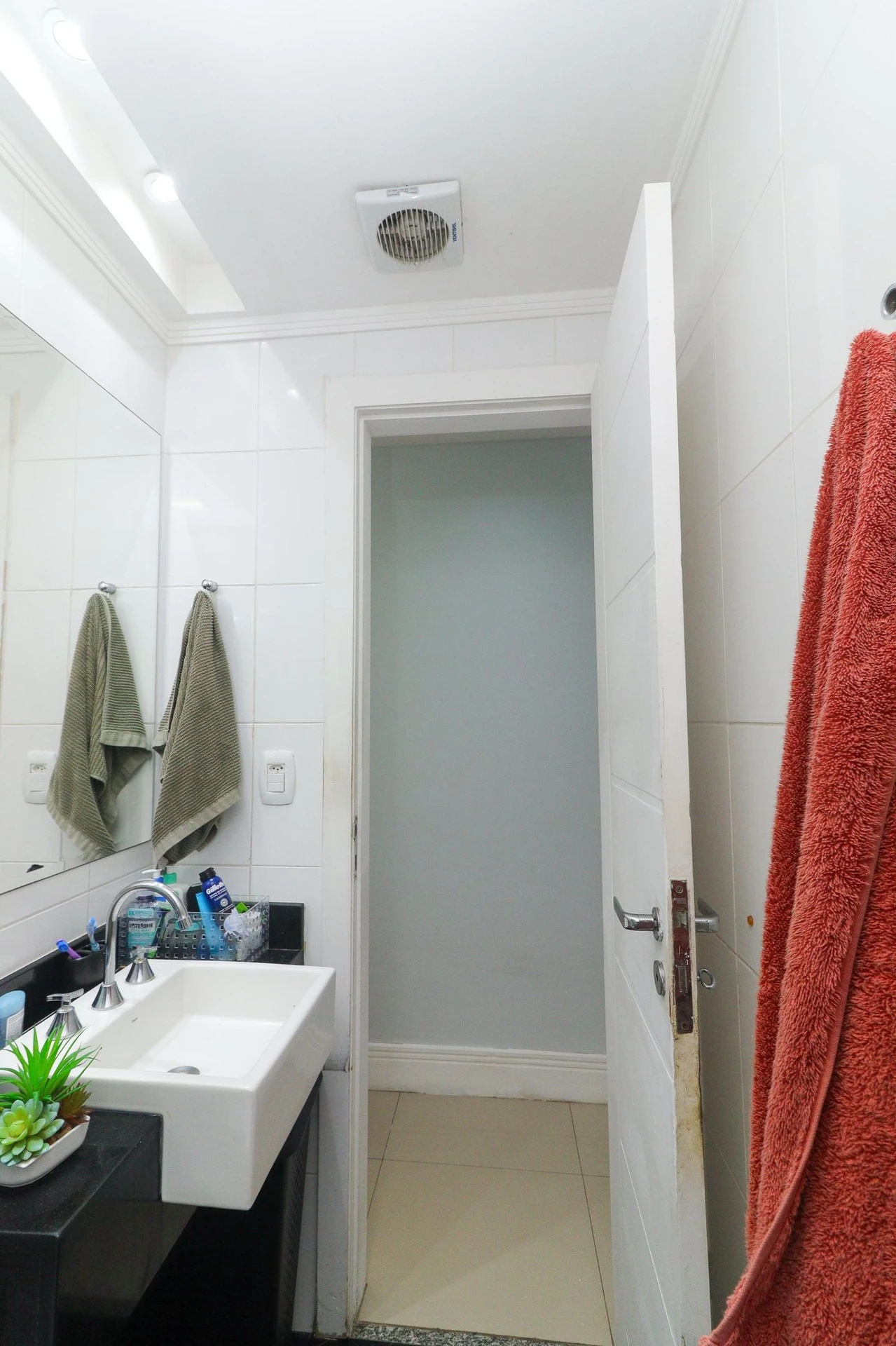 105 m² apartment with a home office and a washing machine — photo 47