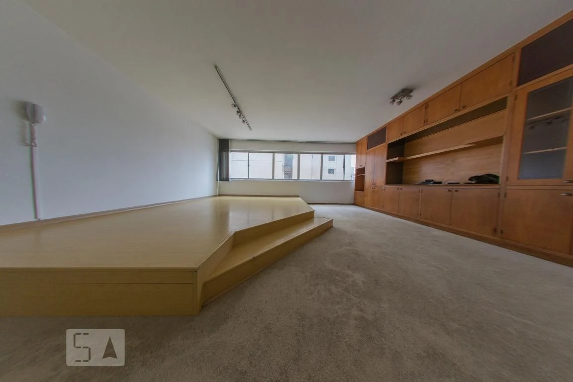 4-bedroom apartment with a walk-in closet — photo 11