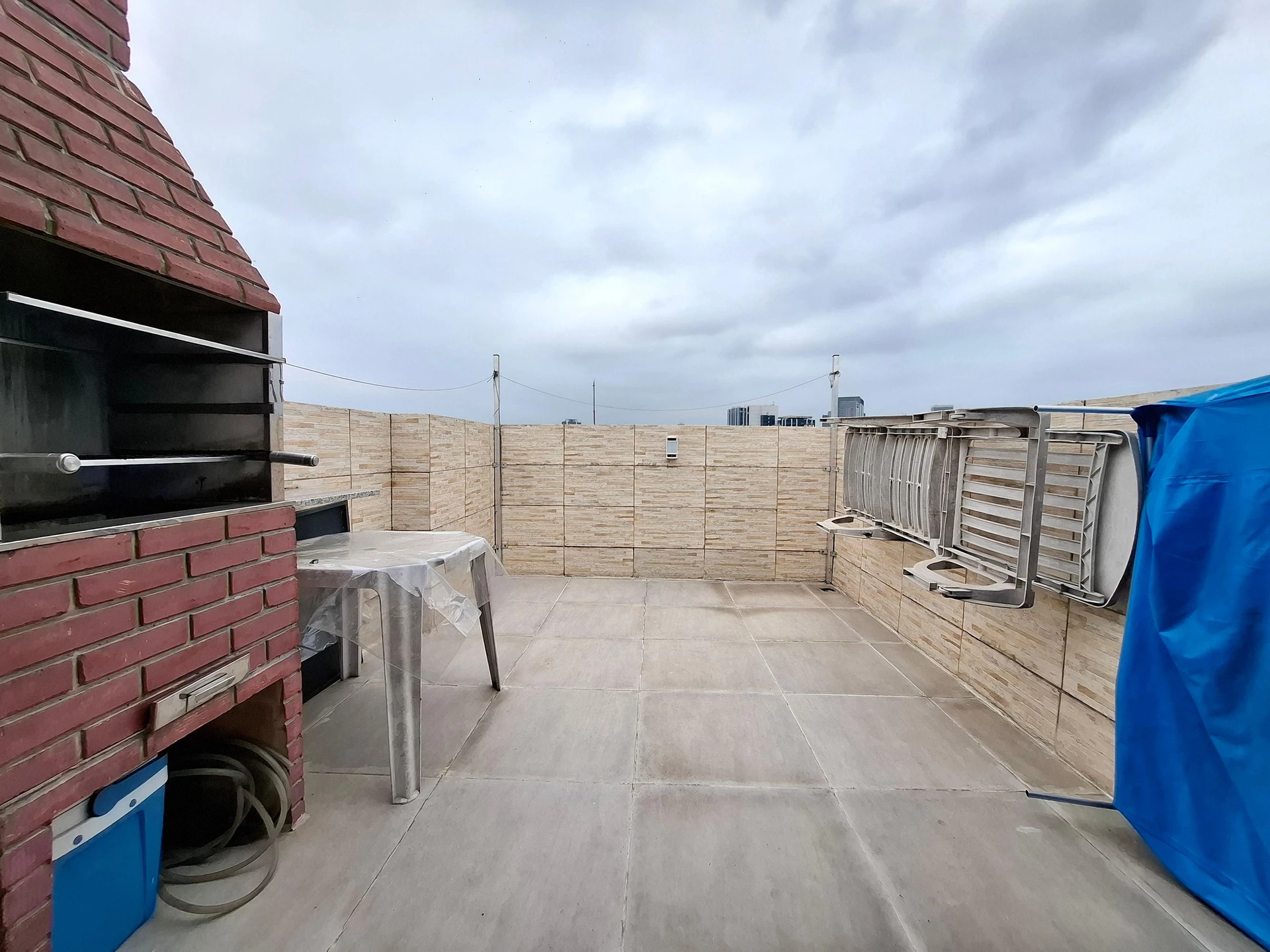 Balcony with a grill in a 2-bedroom apartment, 90 m² — photo 11
