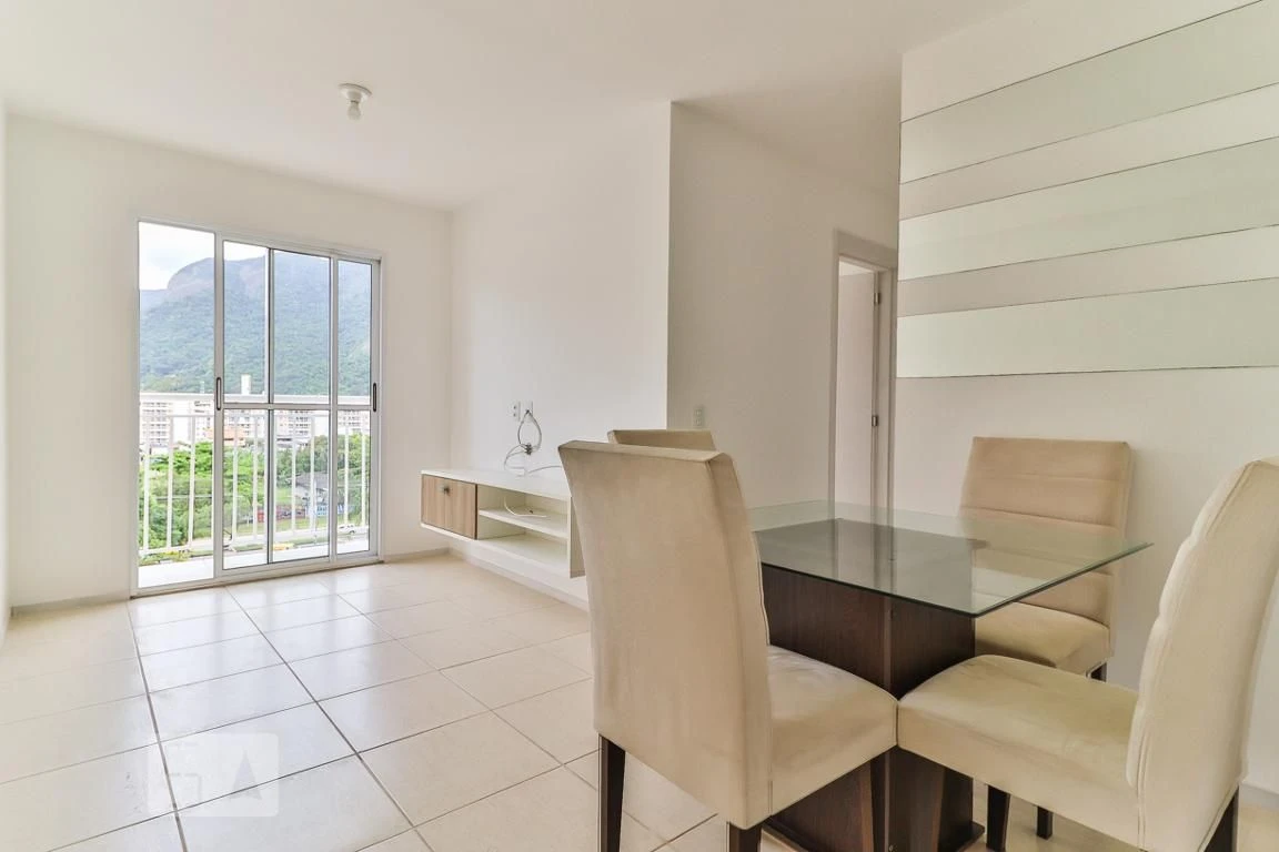 Unfurnished 3-bedroom apartment with balcony — photo 7