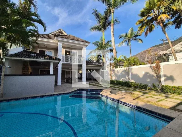 Casa mobiliada, 297 m², com jardim