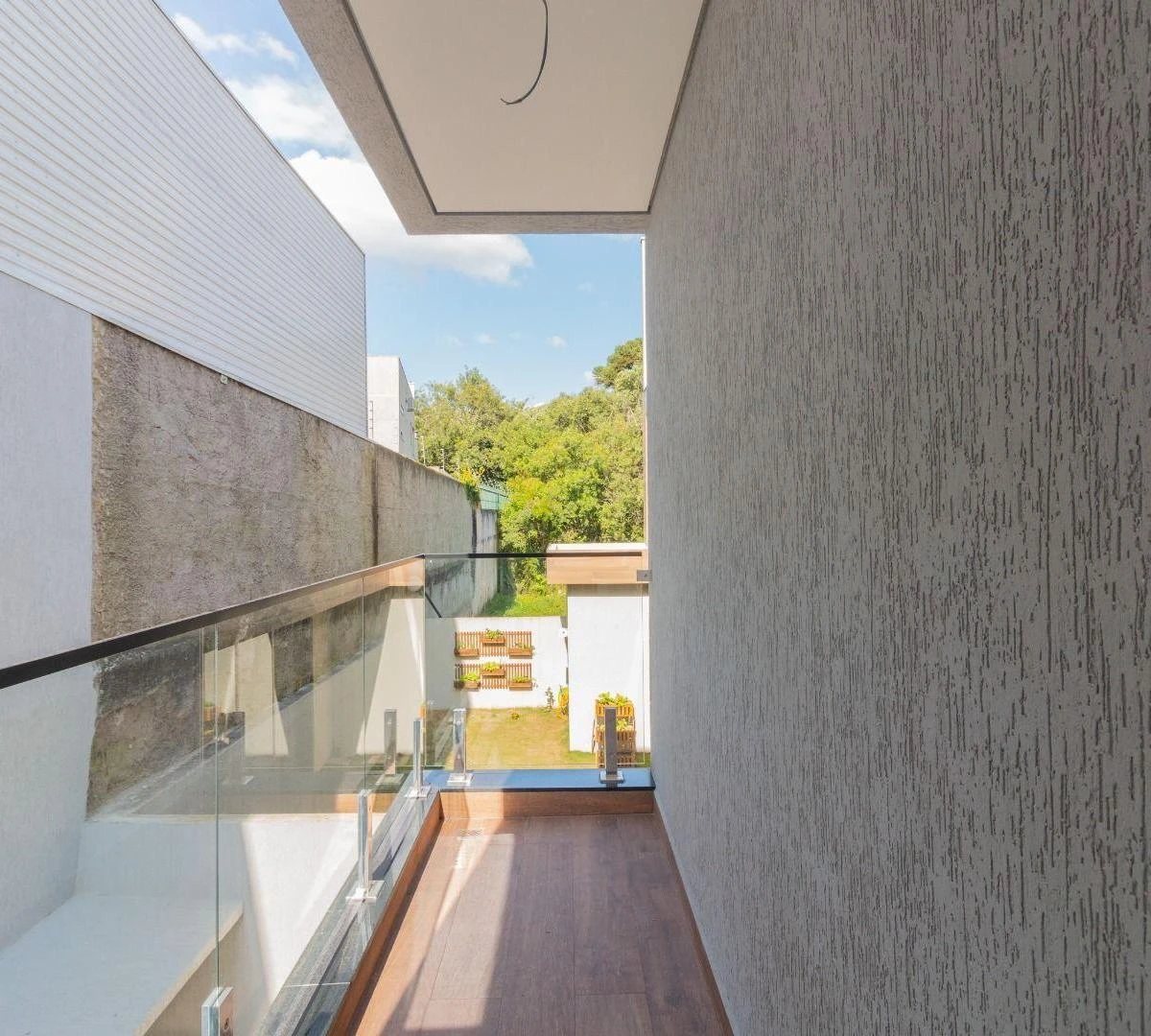 Modern house with 4 en-suite bedrooms and 6 parking spots — photo 47