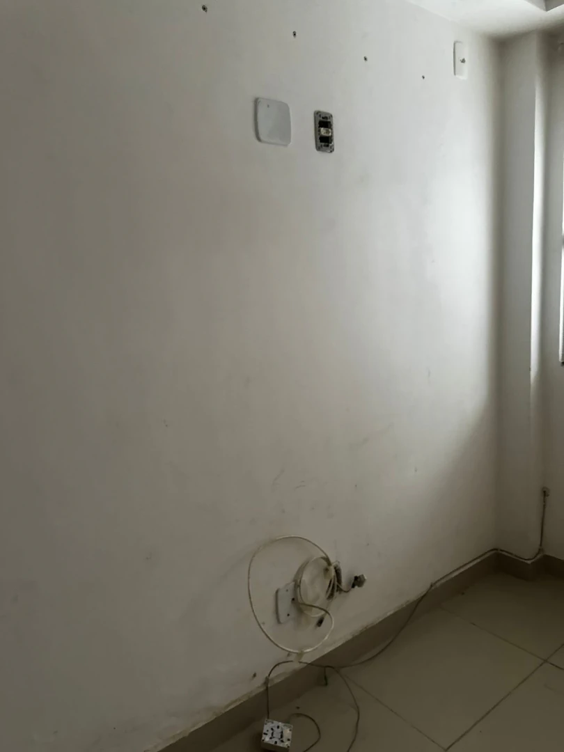 Unfurnished 2-bedroom apartment with laundry area — photo 15