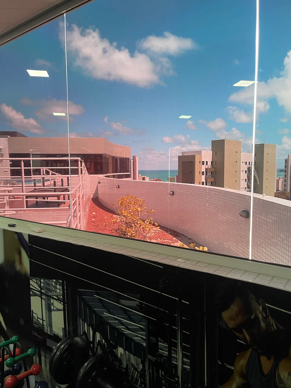 One-bedroom apartment with floor-to-ceiling windows — photo 5