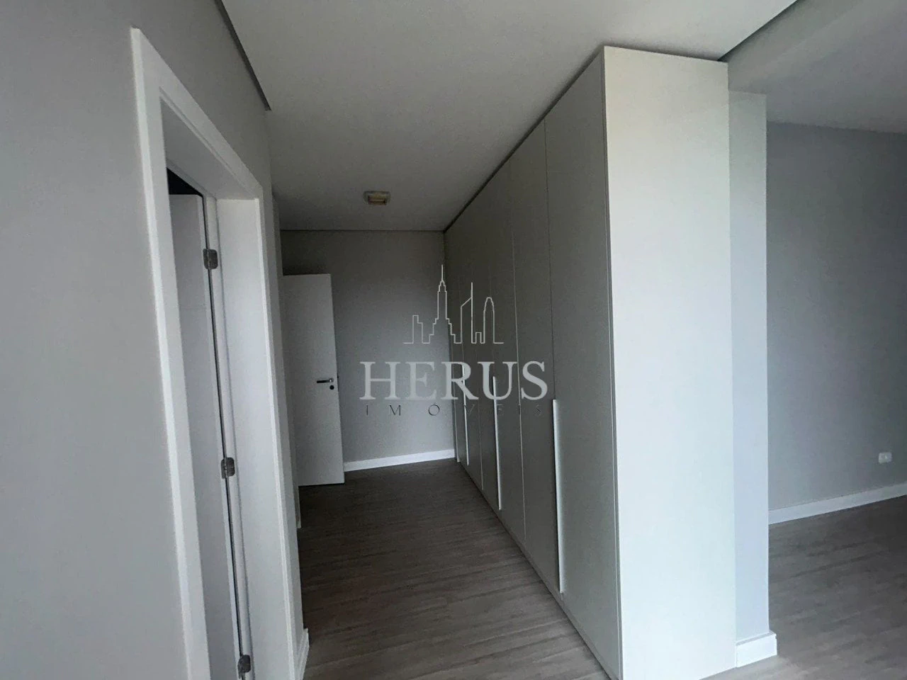 Apartamento de 2 quartos com janelas do piso ao teto — photo 29
