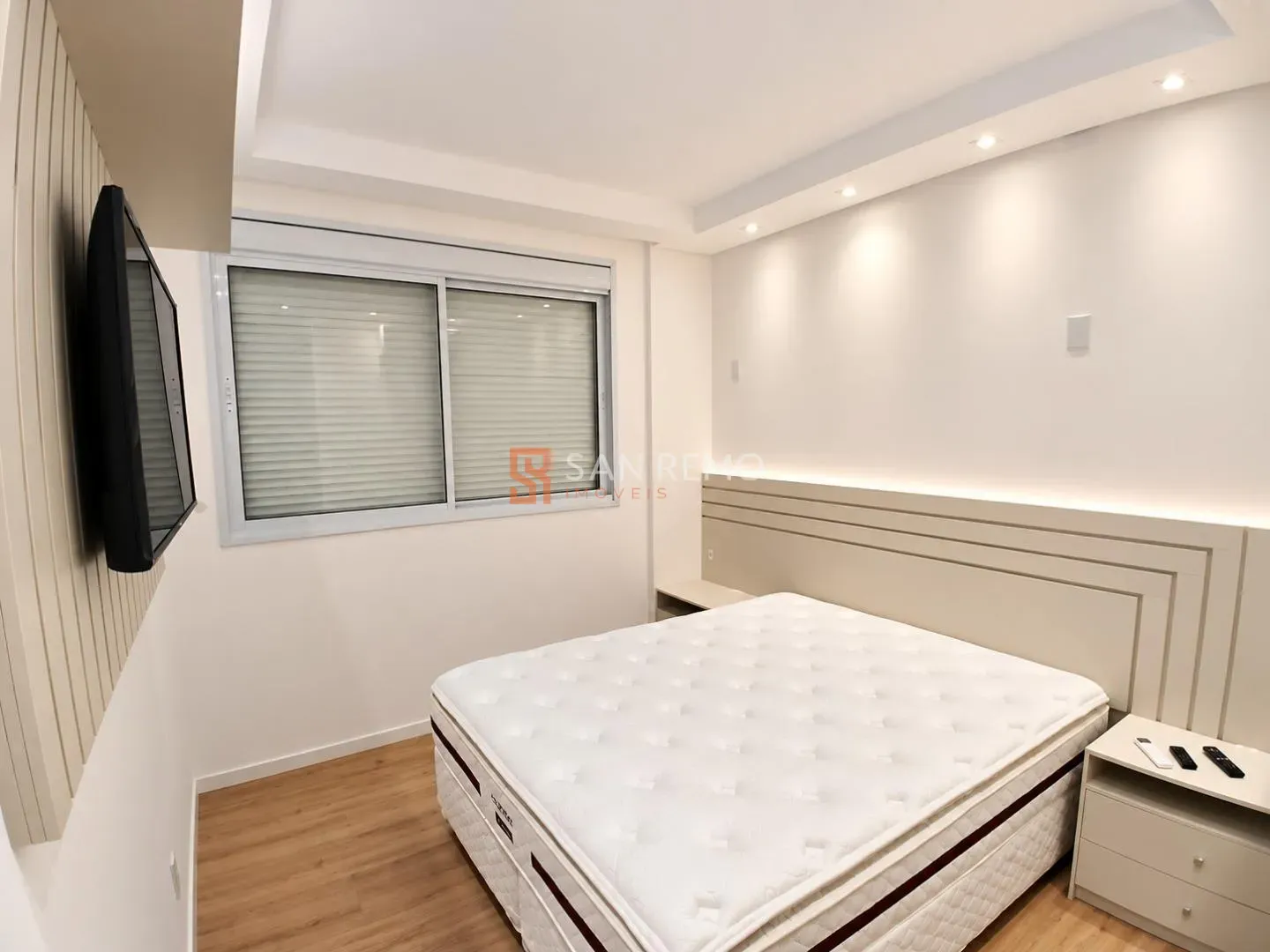 Glass-enclosed balcony in a 3-bedroom apartment, 120 m² — photo 20