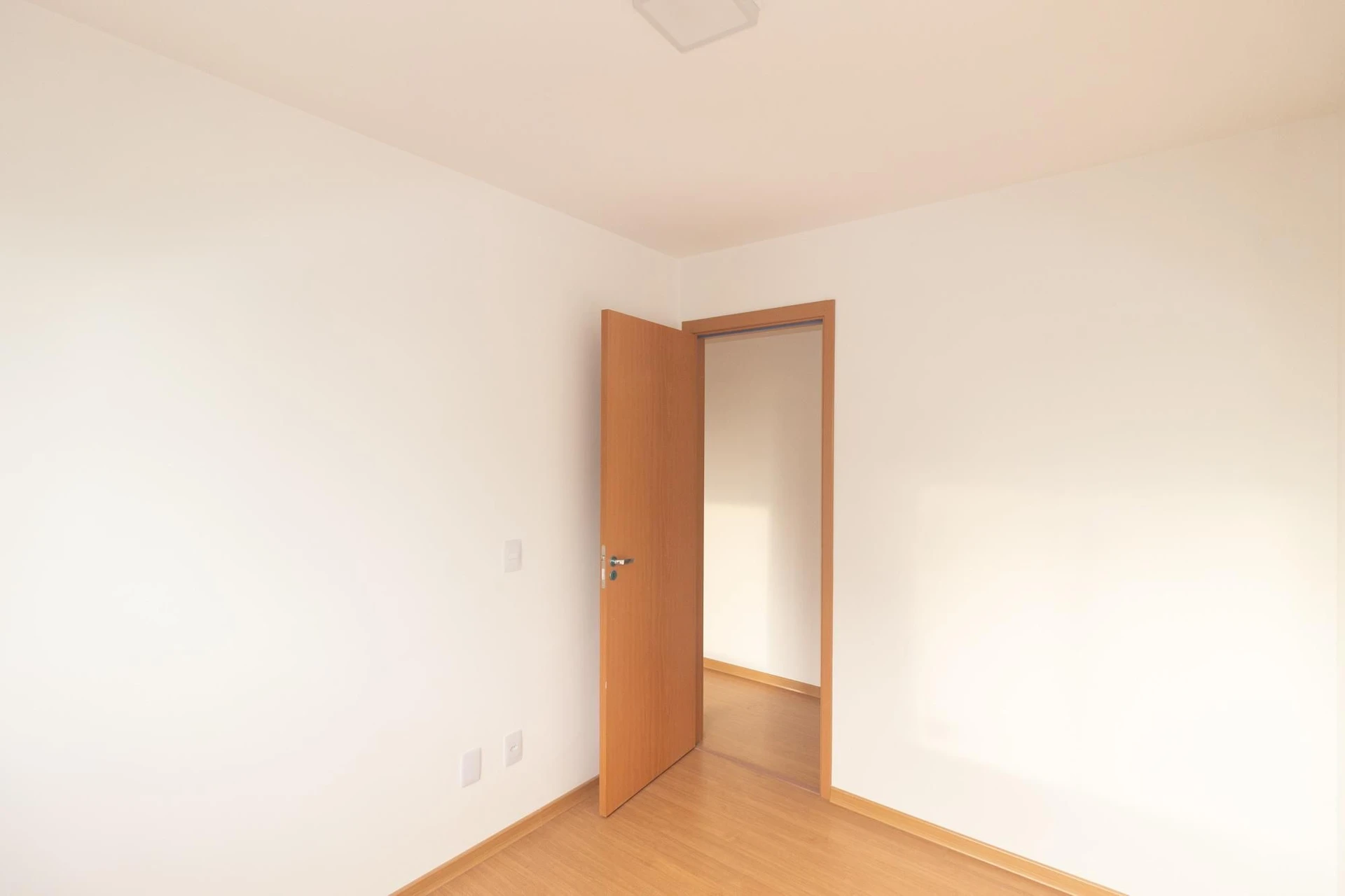 Unfurnished apartment with 2 bedrooms and laundry area — photo 18