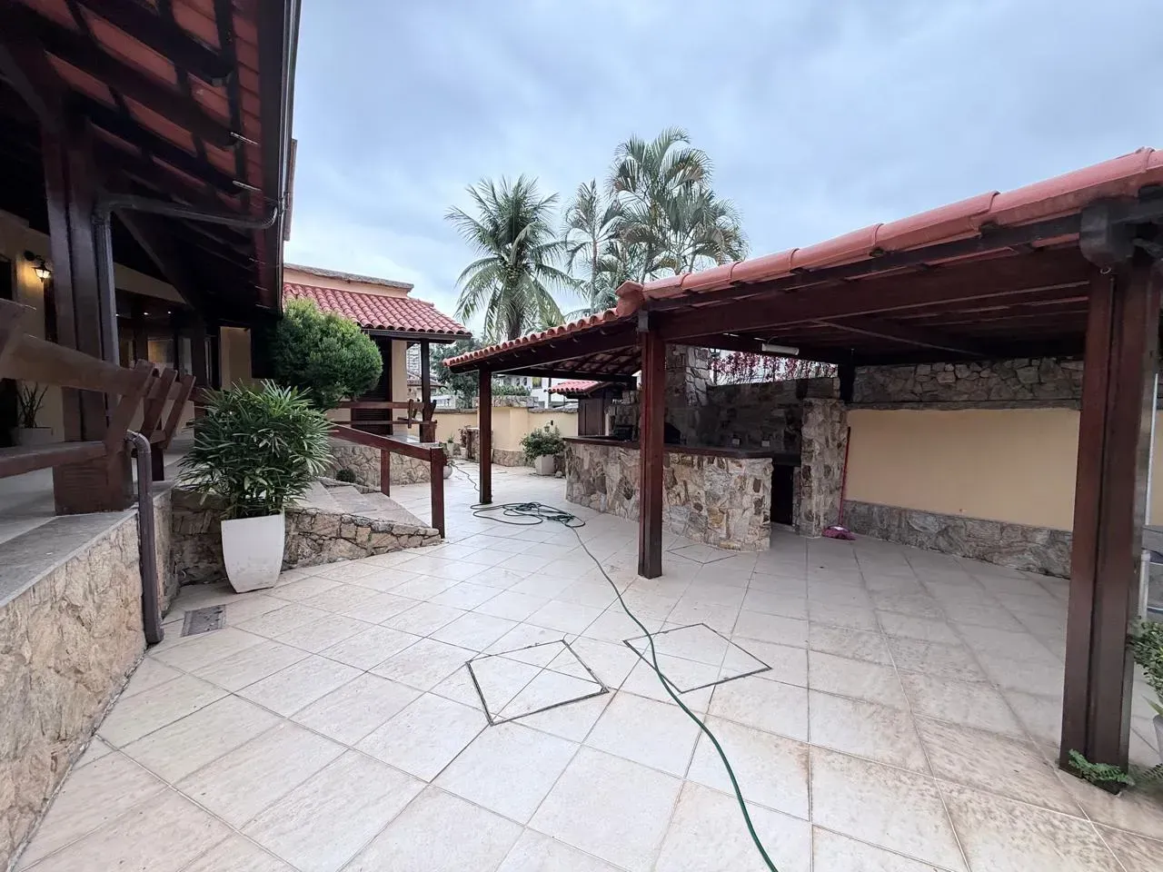 House, 600 m², with a grill on the balcony — photo 13