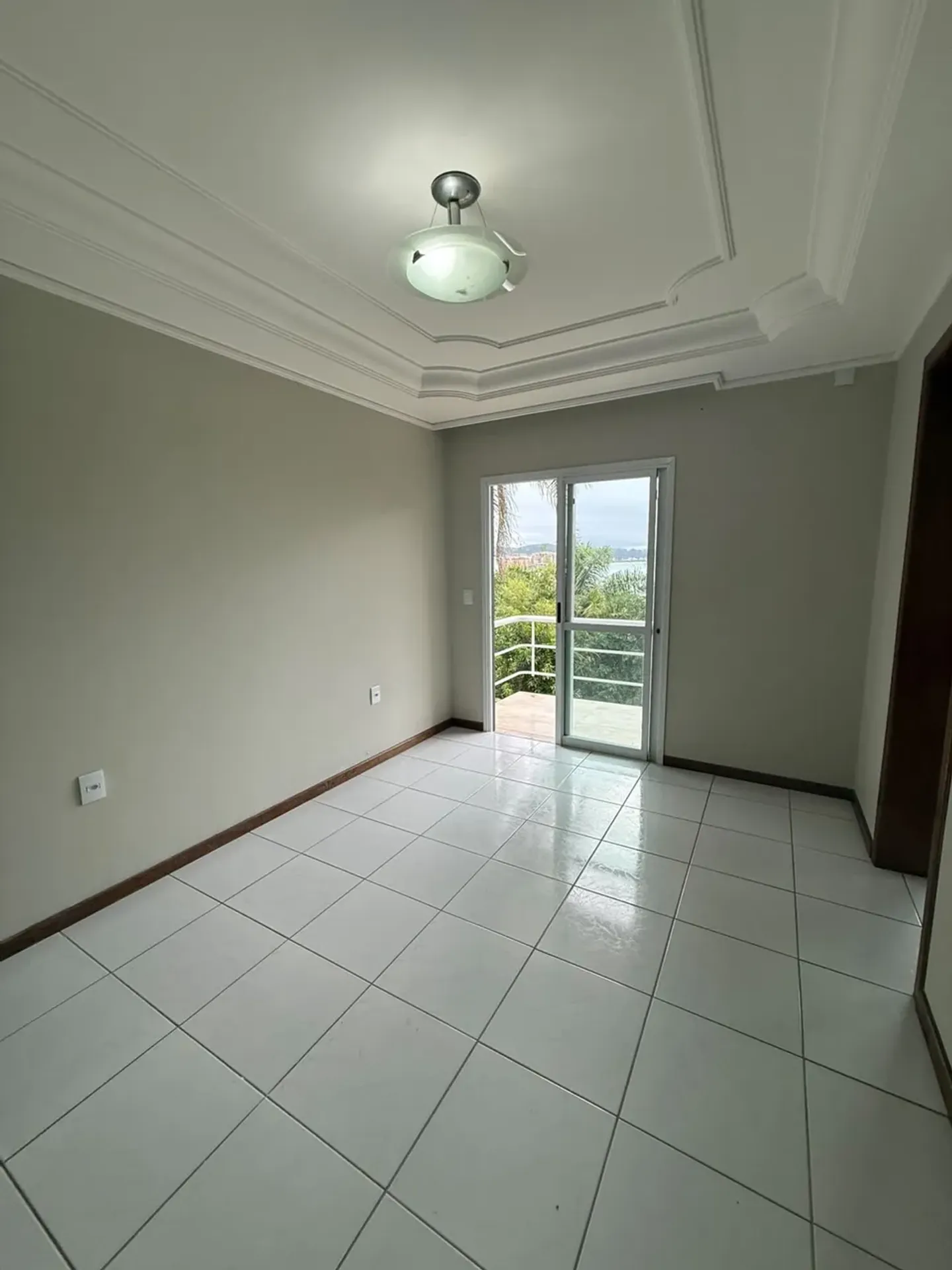 Water view in a 3-bedroom house, 180 m²
