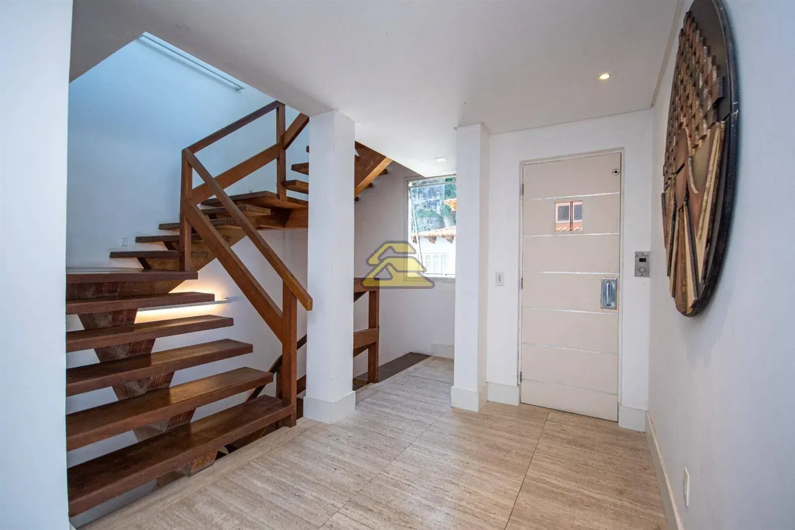 House with 5 bedrooms and 5 bathrooms, 4 parking spots — photo 27