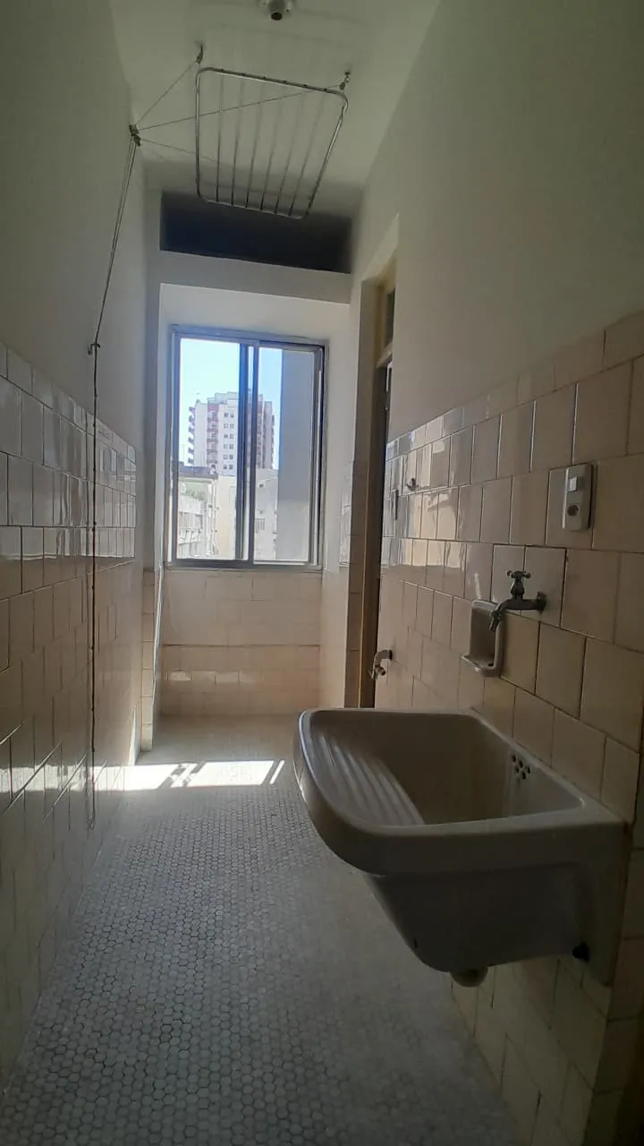 Unfurnished 1-bedroom apartment with glass shower and electric showerheads — photo 9