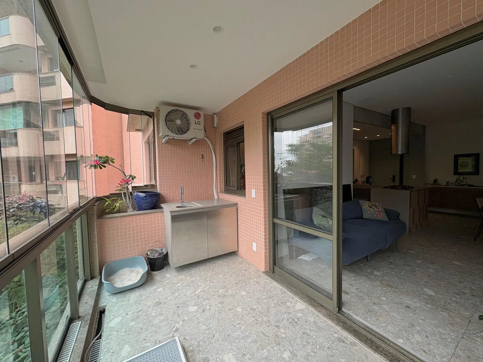Furnished apartment, 100 m², with a grill on the balcony — photo 14