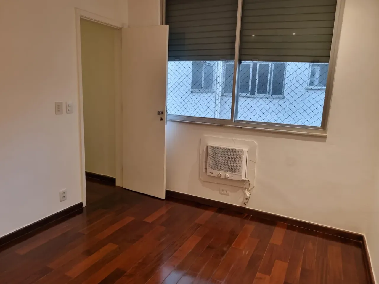 Walk-in closet in a 4-bedroom apartment, 185 m² — photo 17