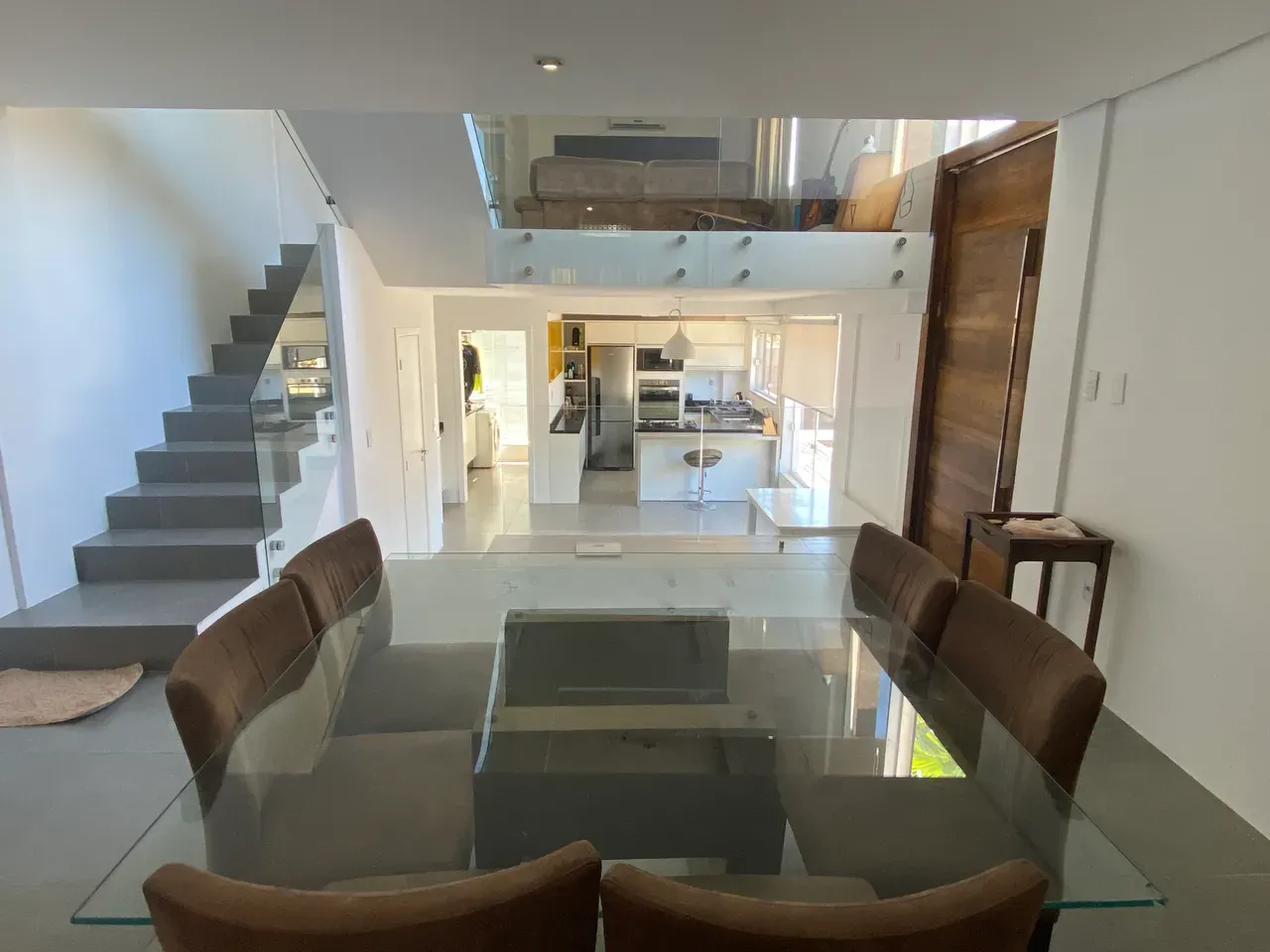 Floor-to-ceiling windows in a 3-bedroom house, 230 m² — photo 4